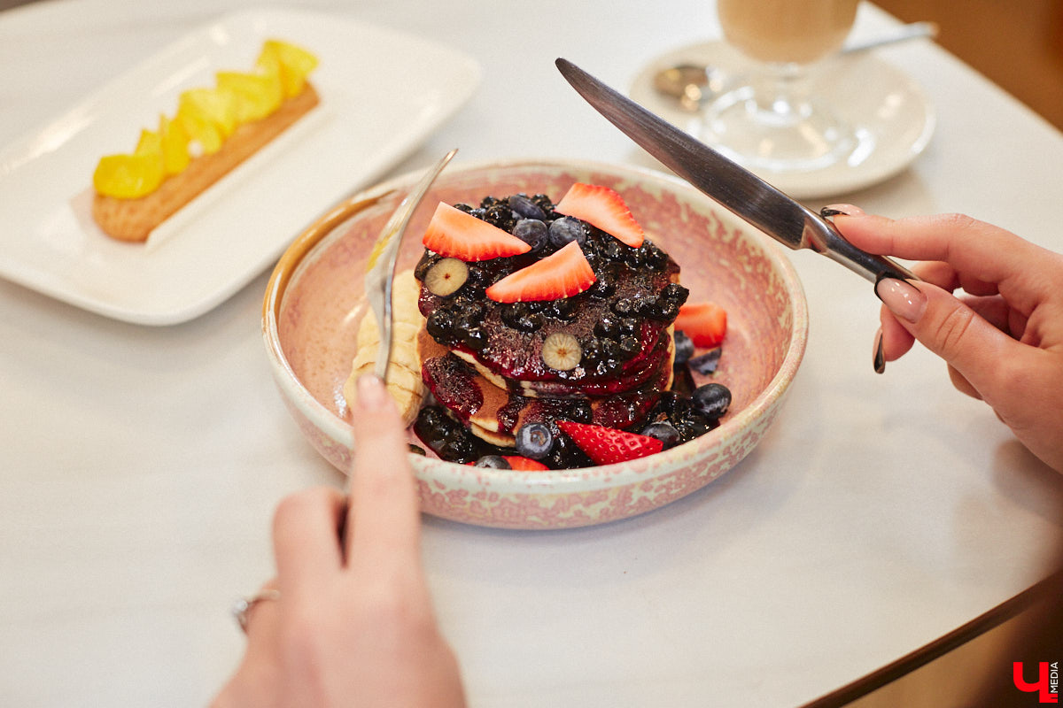 Заглядывая в кондитерскую за изысканным десертом, не ожидаешь увидеть в заведении полноценную кухню и много посадочных мест. Такие решения — разрыв шаблона. И самые амбициозные проекты не боятся удивлять. «Ключ-Медиа» узнал, где во Владимире совместили сладкое с соленым, и сделали это очень качественно.