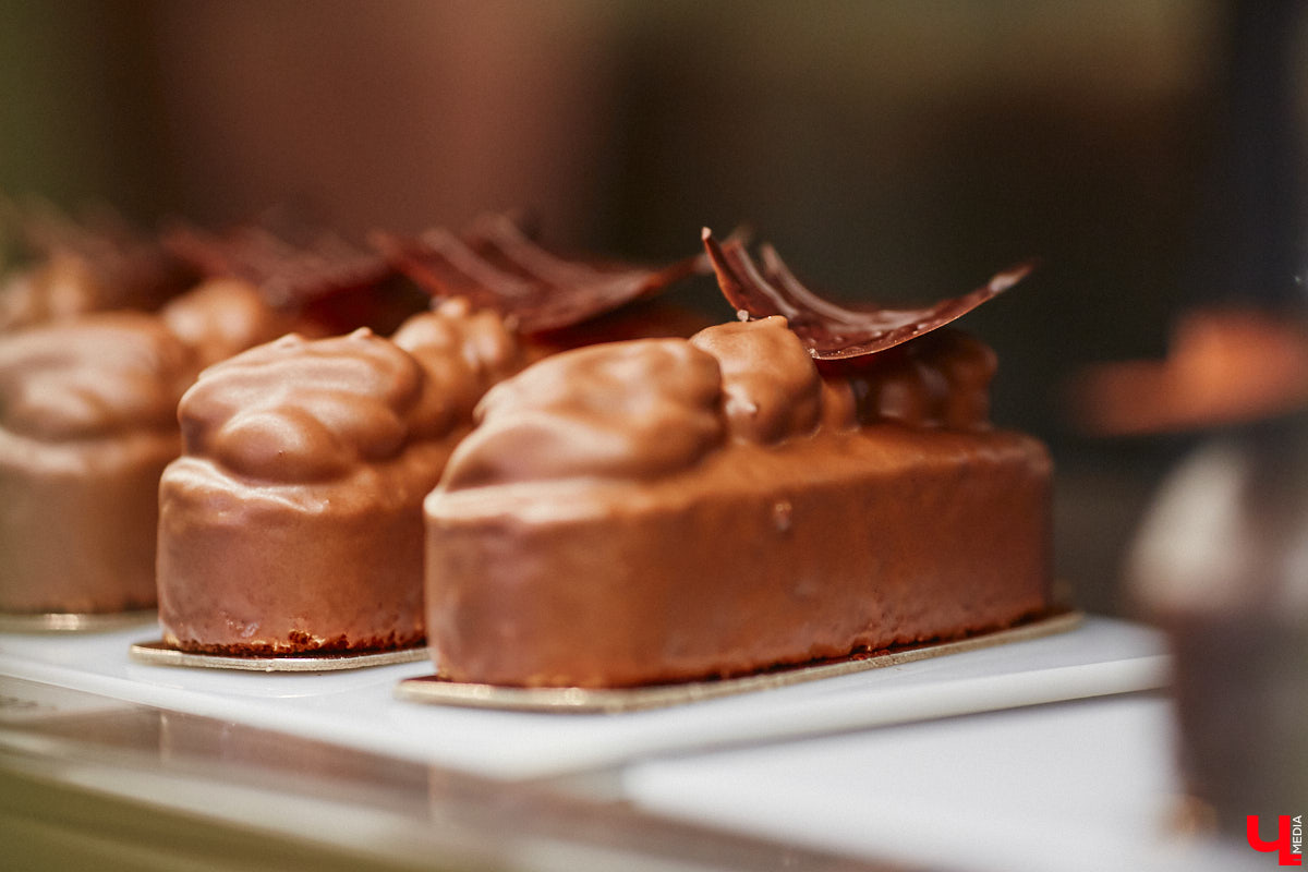 Заглядывая в кондитерскую за изысканным десертом, не ожидаешь увидеть в заведении полноценную кухню и много посадочных мест. Такие решения — разрыв шаблона. И самые амбициозные проекты не боятся удивлять. «Ключ-Медиа» узнал, где во Владимире совместили сладкое с соленым, и сделали это очень качественно.