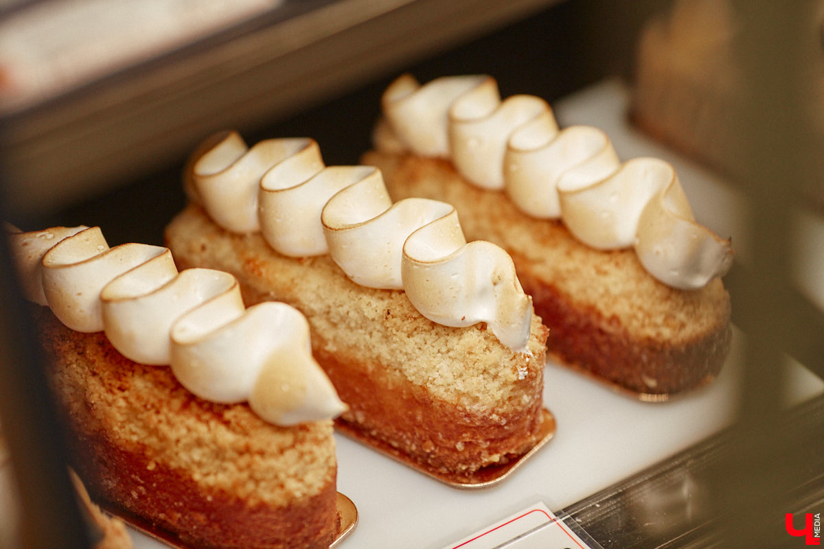 Заглядывая в кондитерскую за изысканным десертом, не ожидаешь увидеть в заведении полноценную кухню и много посадочных мест. Такие решения — разрыв шаблона. И самые амбициозные проекты не боятся удивлять. «Ключ-Медиа» узнал, где во Владимире совместили сладкое с соленым, и сделали это очень качественно.