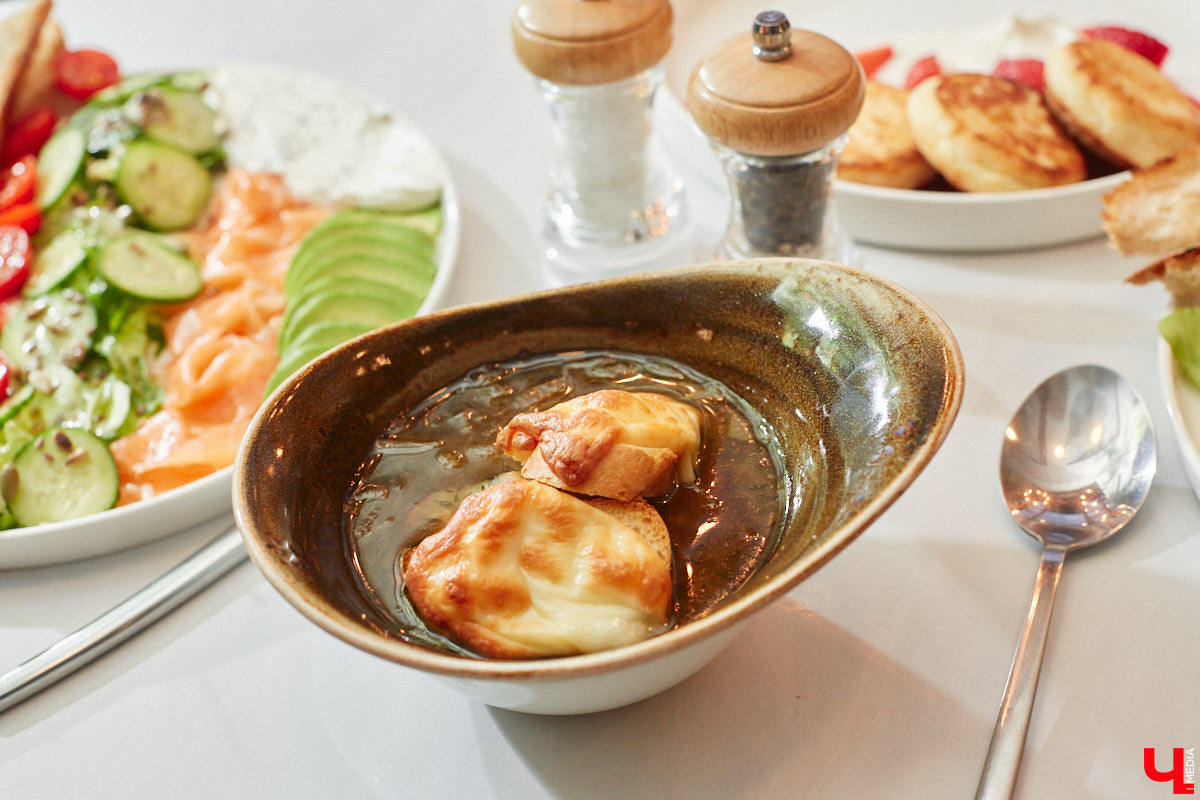 Заглядывая в кондитерскую за изысканным десертом, не ожидаешь увидеть в заведении полноценную кухню и много посадочных мест. Такие решения — разрыв шаблона. И самые амбициозные проекты не боятся удивлять. «Ключ-Медиа» узнал, где во Владимире совместили сладкое с соленым, и сделали это очень качественно.