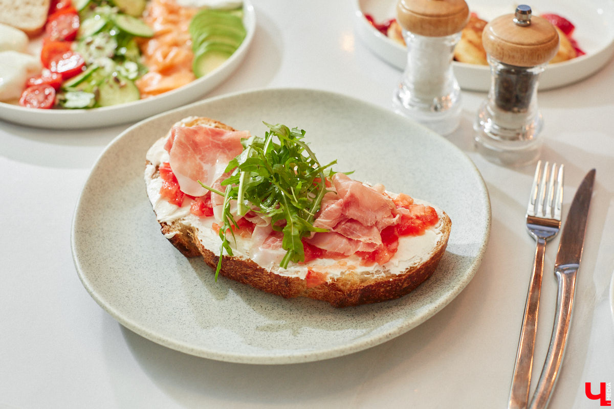 Заглядывая в кондитерскую за изысканным десертом, не ожидаешь увидеть в заведении полноценную кухню и много посадочных мест. Такие решения — разрыв шаблона. И самые амбициозные проекты не боятся удивлять. «Ключ-Медиа» узнал, где во Владимире совместили сладкое с соленым, и сделали это очень качественно.