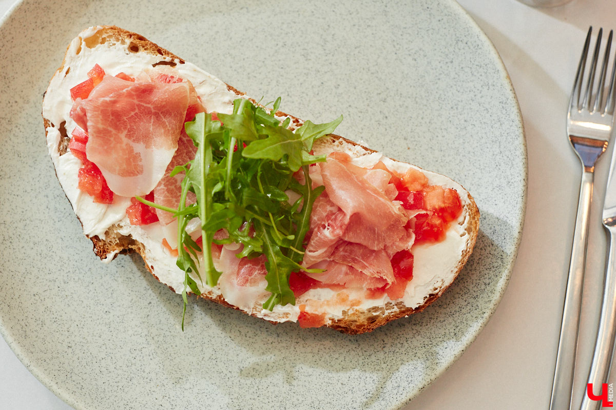 Заглядывая в кондитерскую за изысканным десертом, не ожидаешь увидеть в заведении полноценную кухню и много посадочных мест. Такие решения — разрыв шаблона. И самые амбициозные проекты не боятся удивлять. «Ключ-Медиа» узнал, где во Владимире совместили сладкое с соленым, и сделали это очень качественно.