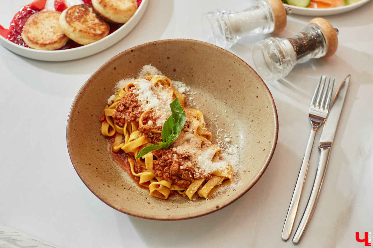 Заглядывая в кондитерскую за изысканным десертом, не ожидаешь увидеть в заведении полноценную кухню и много посадочных мест. Такие решения — разрыв шаблона. И самые амбициозные проекты не боятся удивлять. «Ключ-Медиа» узнал, где во Владимире совместили сладкое с соленым, и сделали это очень качественно.