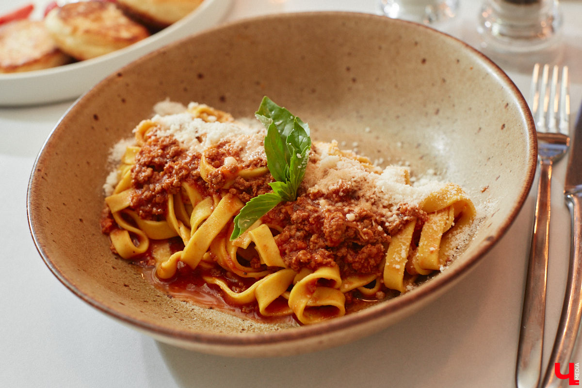 Заглядывая в кондитерскую за изысканным десертом, не ожидаешь увидеть в заведении полноценную кухню и много посадочных мест. Такие решения — разрыв шаблона. И самые амбициозные проекты не боятся удивлять. «Ключ-Медиа» узнал, где во Владимире совместили сладкое с соленым, и сделали это очень качественно.