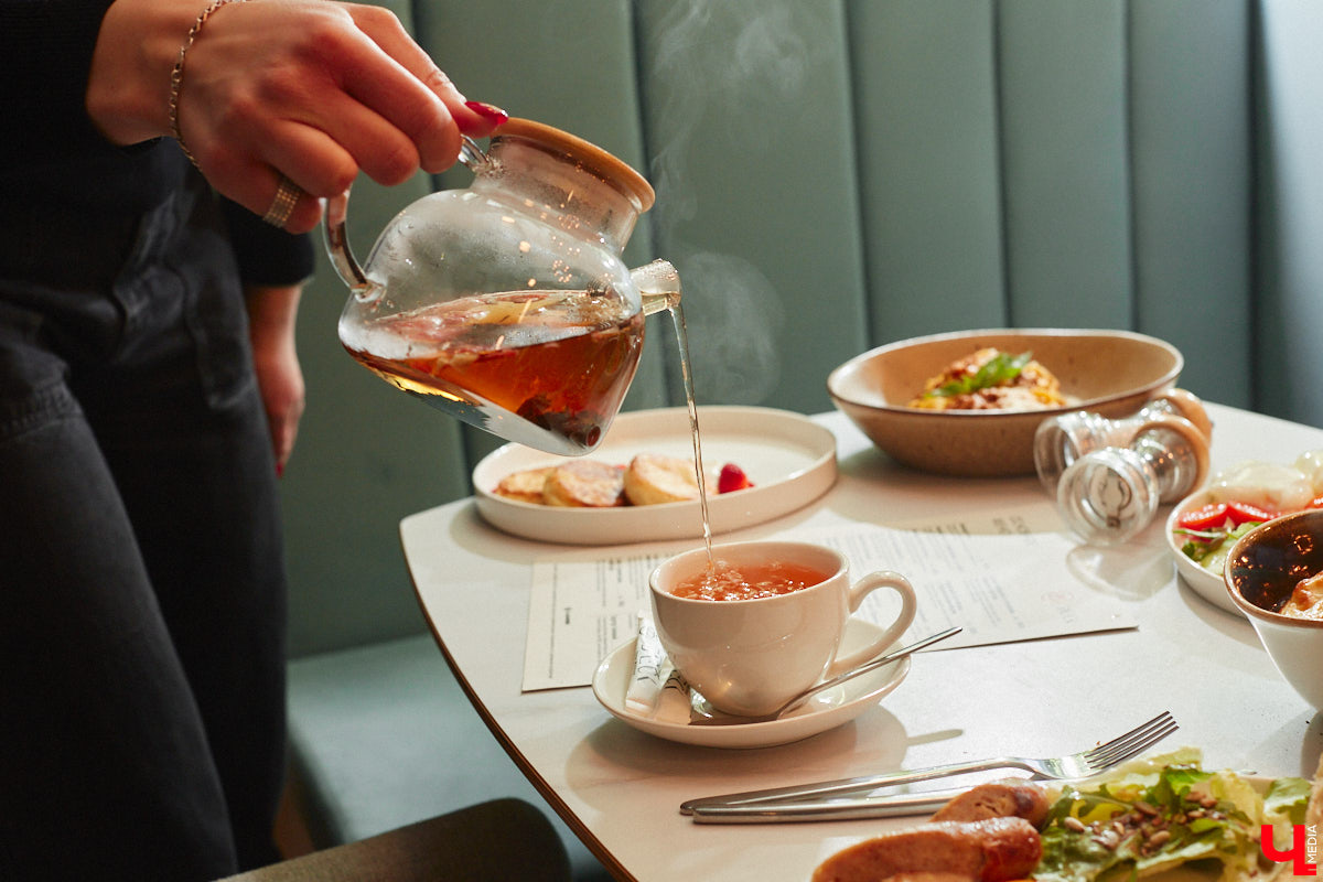 Заглядывая в кондитерскую за изысканным десертом, не ожидаешь увидеть в заведении полноценную кухню и много посадочных мест. Такие решения — разрыв шаблона. И самые амбициозные проекты не боятся удивлять. «Ключ-Медиа» узнал, где во Владимире совместили сладкое с соленым, и сделали это очень качественно.