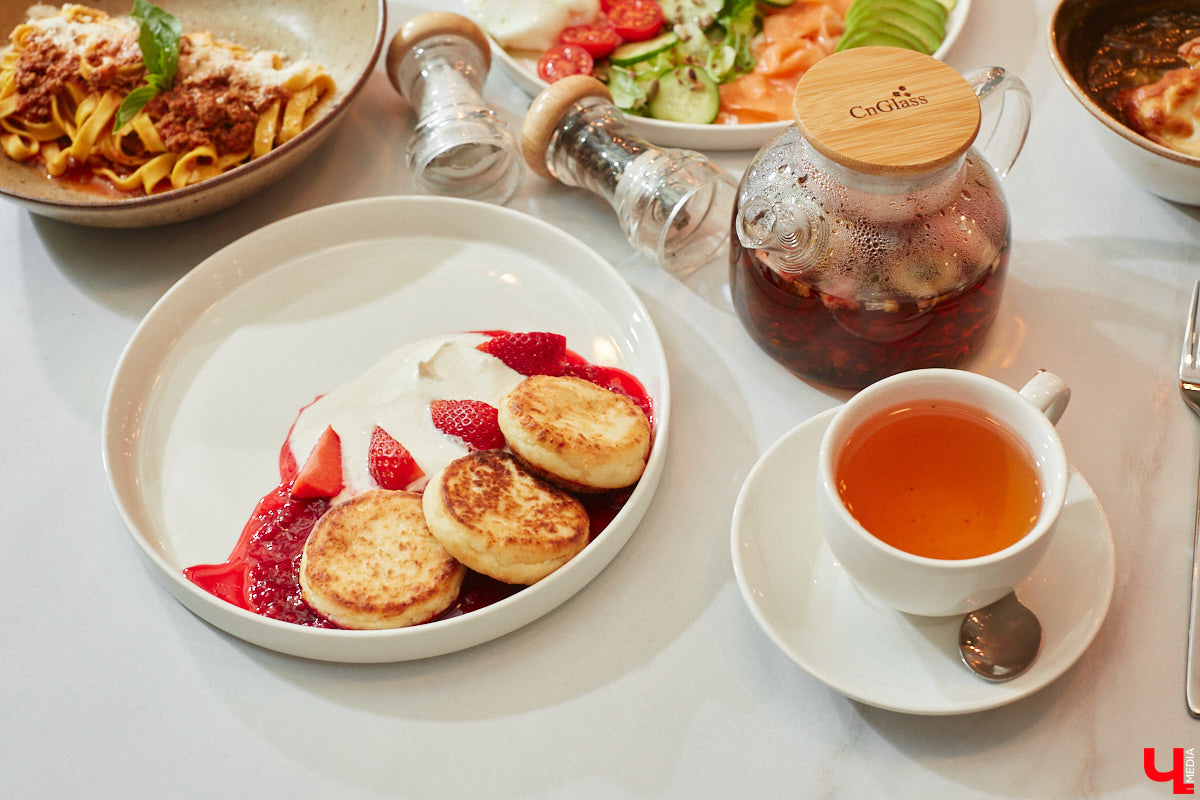 Заглядывая в кондитерскую за изысканным десертом, не ожидаешь увидеть в заведении полноценную кухню и много посадочных мест. Такие решения — разрыв шаблона. И самые амбициозные проекты не боятся удивлять. «Ключ-Медиа» узнал, где во Владимире совместили сладкое с соленым, и сделали это очень качественно.