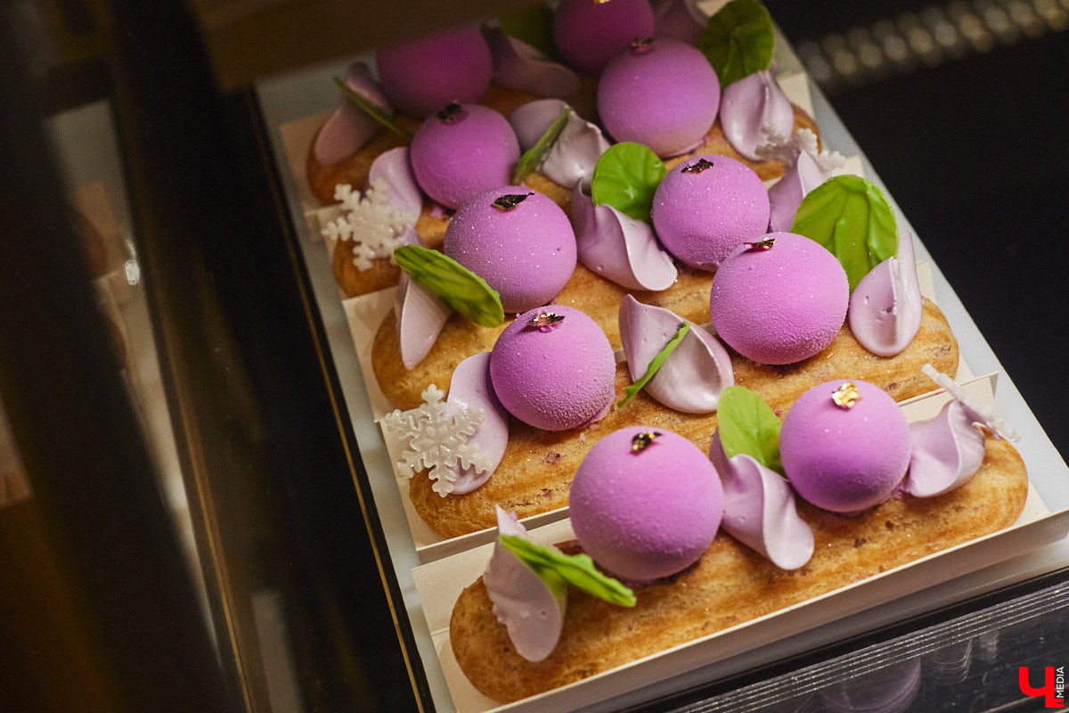 Заглядывая в кондитерскую за изысканным десертом, не ожидаешь увидеть в заведении полноценную кухню и много посадочных мест. Такие решения — разрыв шаблона. И самые амбициозные проекты не боятся удивлять. «Ключ-Медиа» узнал, где во Владимире совместили сладкое с соленым, и сделали это очень качественно.