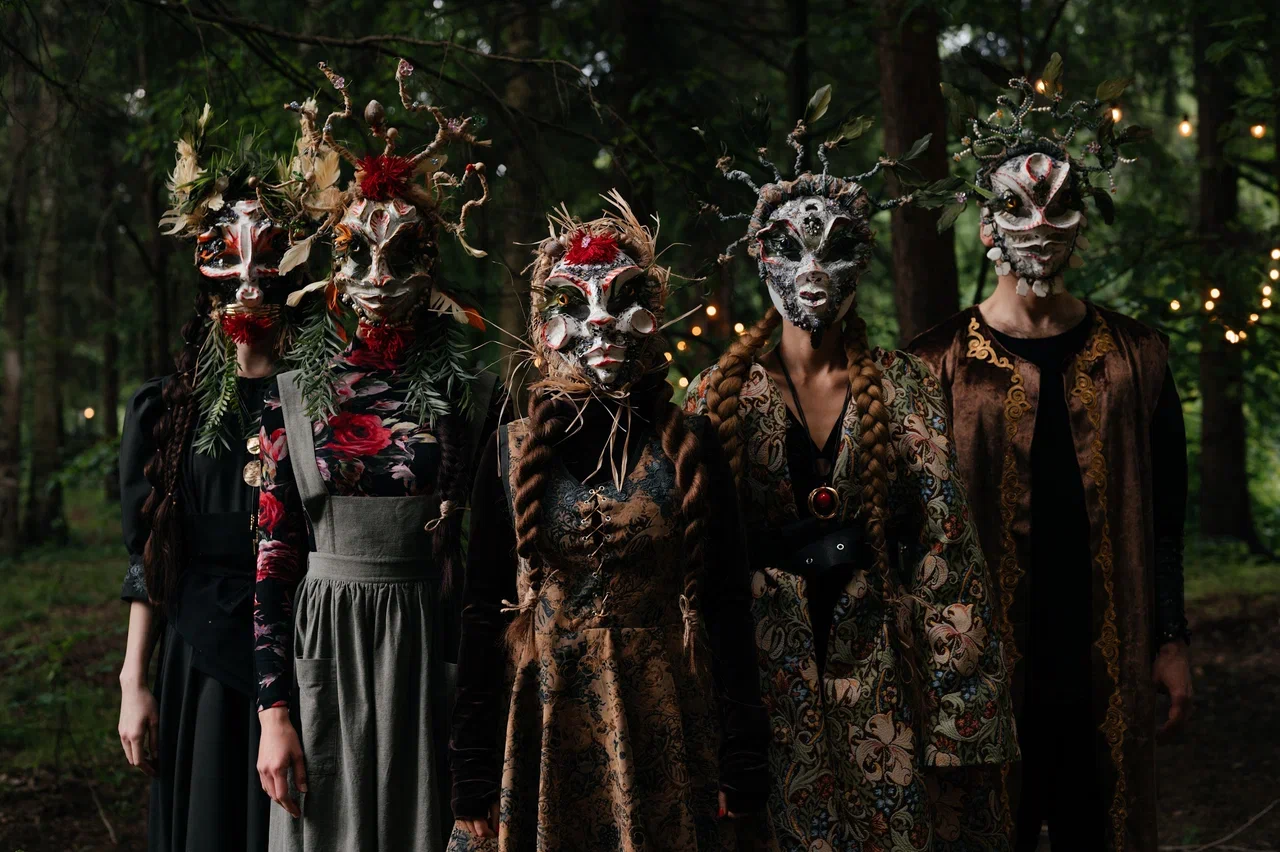 Режиссер из Коврова Даша Мартин воплотила в жизнь новую амбициозную задачу — свадьбу в духе неославянизма, где количество актеров, членов съемочной команды и организаторов почти в 12 раз превысило число гостей! Смотрим атмосферные фото и читаем историю о том, как все прошло.