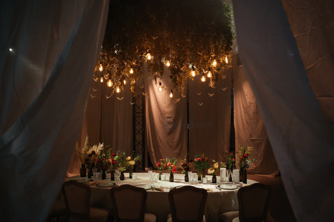 Режиссер из Коврова Даша Мартин воплотила в жизнь новую амбициозную задачу — свадьбу в духе неославянизма, где количество актеров, членов съемочной команды и организаторов почти в 12 раз превысило число гостей! Смотрим атмосферные фото и читаем историю о том, как все прошло.