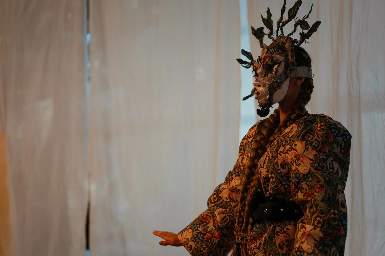 Режиссер из Коврова Даша Мартин воплотила в жизнь новую амбициозную задачу — свадьбу в духе неославянизма, где количество актеров, членов съемочной команды и организаторов почти в 12 раз превысило число гостей! Смотрим атмосферные фото и читаем историю о том, как все прошло.