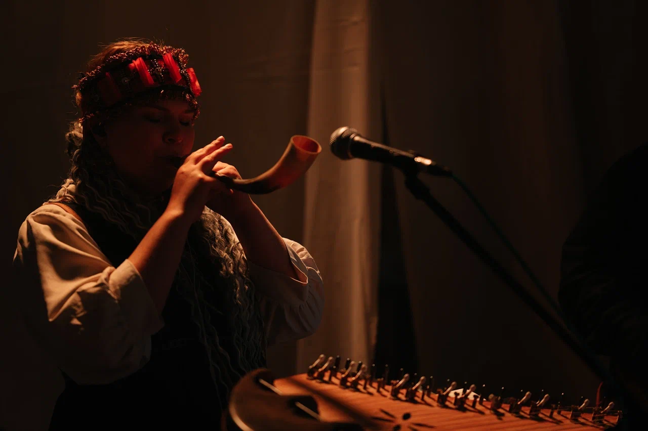 Режиссер из Коврова Даша Мартин воплотила в жизнь новую амбициозную задачу — свадьбу в духе неославянизма, где количество актеров, членов съемочной команды и организаторов почти в 12 раз превысило число гостей! Смотрим атмосферные фото и читаем историю о том, как все прошло.