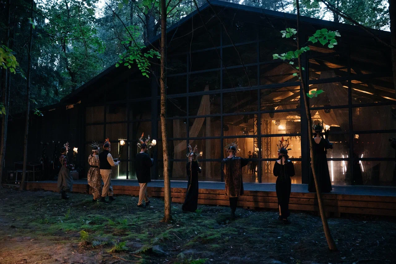 Режиссер из Коврова Даша Мартин воплотила в жизнь новую амбициозную задачу — свадьбу в духе неославянизма, где количество актеров, членов съемочной команды и организаторов почти в 12 раз превысило число гостей! Смотрим атмосферные фото и читаем историю о том, как все прошло.