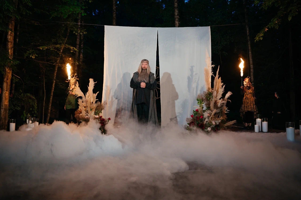 Режиссер из Коврова Даша Мартин воплотила в жизнь новую амбициозную задачу — свадьбу в духе неославянизма, где количество актеров, членов съемочной команды и организаторов почти в 12 раз превысило число гостей! Смотрим атмосферные фото и читаем историю о том, как все прошло.