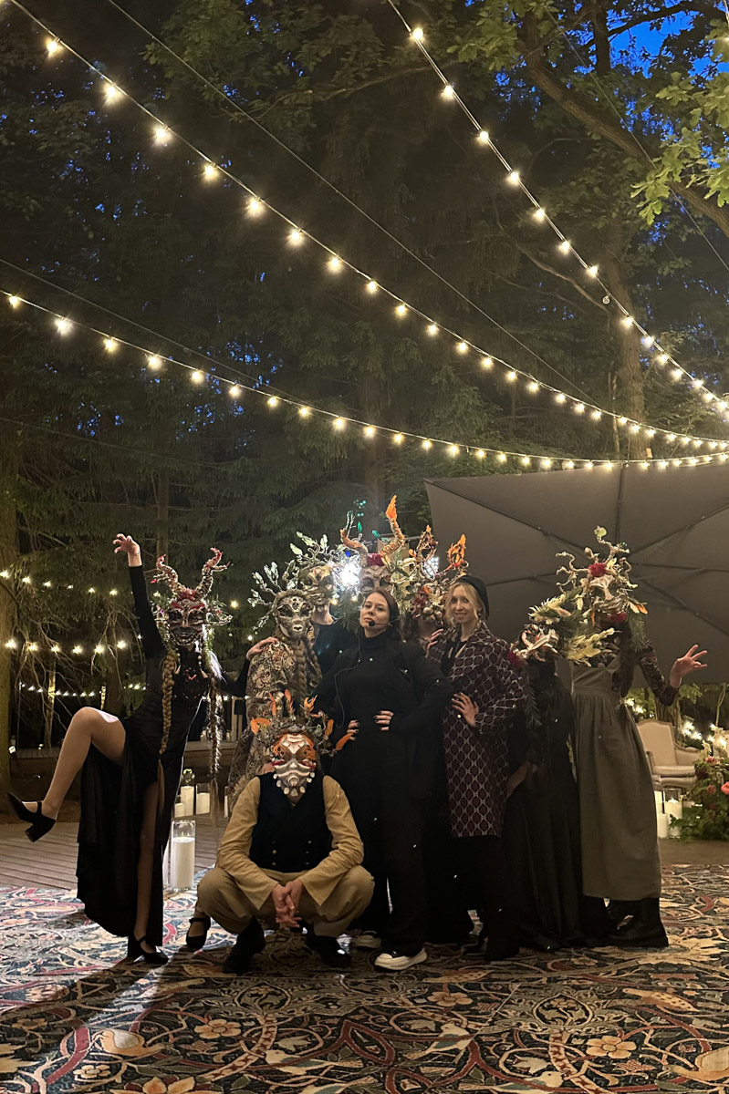 Режиссер из Коврова Даша Мартин воплотила в жизнь новую амбициозную задачу — свадьбу в духе неославянизма, где количество актеров, членов съемочной команды и организаторов почти в 12 раз превысило число гостей! Смотрим атмосферные фото и читаем историю о том, как все прошло.