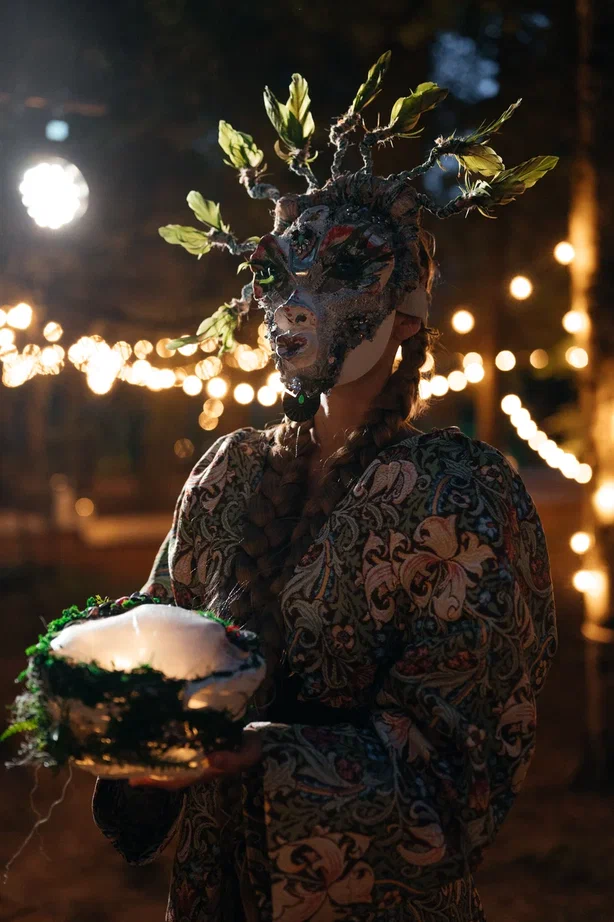 Режиссер из Коврова Даша Мартин воплотила в жизнь новую амбициозную задачу — свадьбу в духе неославянизма, где количество актеров, членов съемочной команды и организаторов почти в 12 раз превысило число гостей! Смотрим атмосферные фото и читаем историю о том, как все прошло.