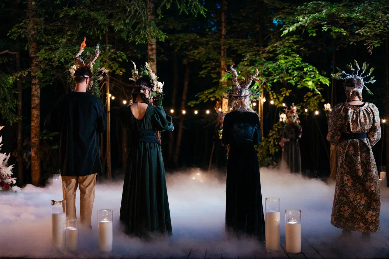 Режиссер из Коврова Даша Мартин воплотила в жизнь новую амбициозную задачу — свадьбу в духе неославянизма, где количество актеров, членов съемочной команды и организаторов почти в 12 раз превысило число гостей! Смотрим атмосферные фото и читаем историю о том, как все прошло.