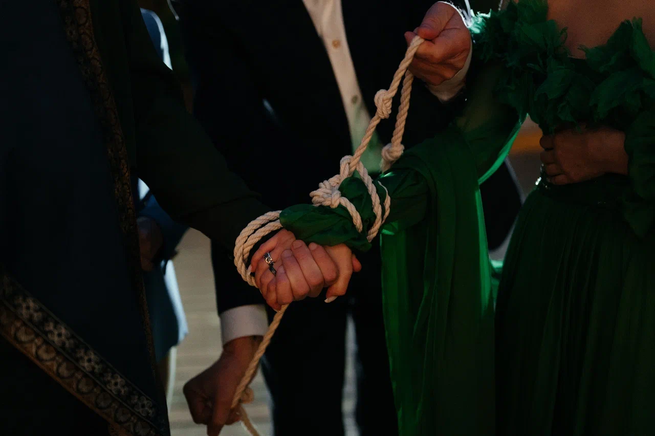 Режиссер из Коврова Даша Мартин воплотила в жизнь новую амбициозную задачу — свадьбу в духе неославянизма, где количество актеров, членов съемочной команды и организаторов почти в 12 раз превысило число гостей! Смотрим атмосферные фото и читаем историю о том, как все прошло.