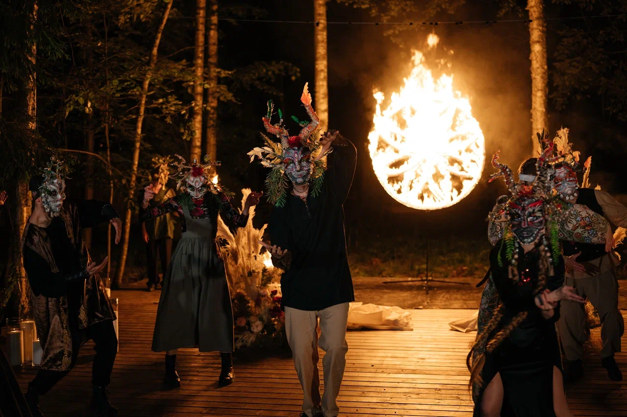 Режиссер из Коврова Даша Мартин воплотила в жизнь новую амбициозную задачу — свадьбу в духе неославянизма, где количество актеров, членов съемочной команды и организаторов почти в 12 раз превысило число гостей! Смотрим атмосферные фото и читаем историю о том, как все прошло.