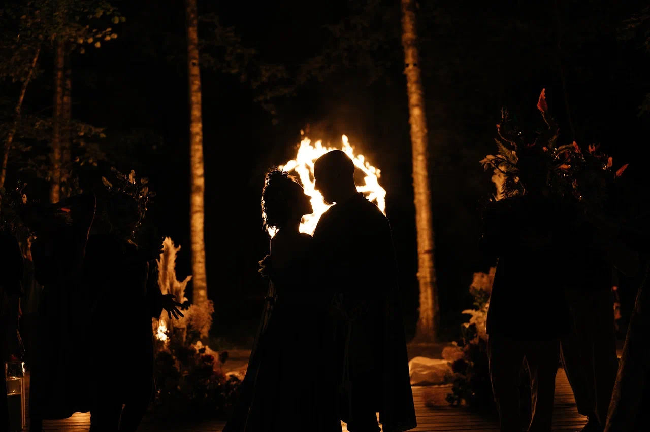 Режиссер из Коврова Даша Мартин воплотила в жизнь новую амбициозную задачу — свадьбу в духе неославянизма, где количество актеров, членов съемочной команды и организаторов почти в 12 раз превысило число гостей! Смотрим атмосферные фото и читаем историю о том, как все прошло.