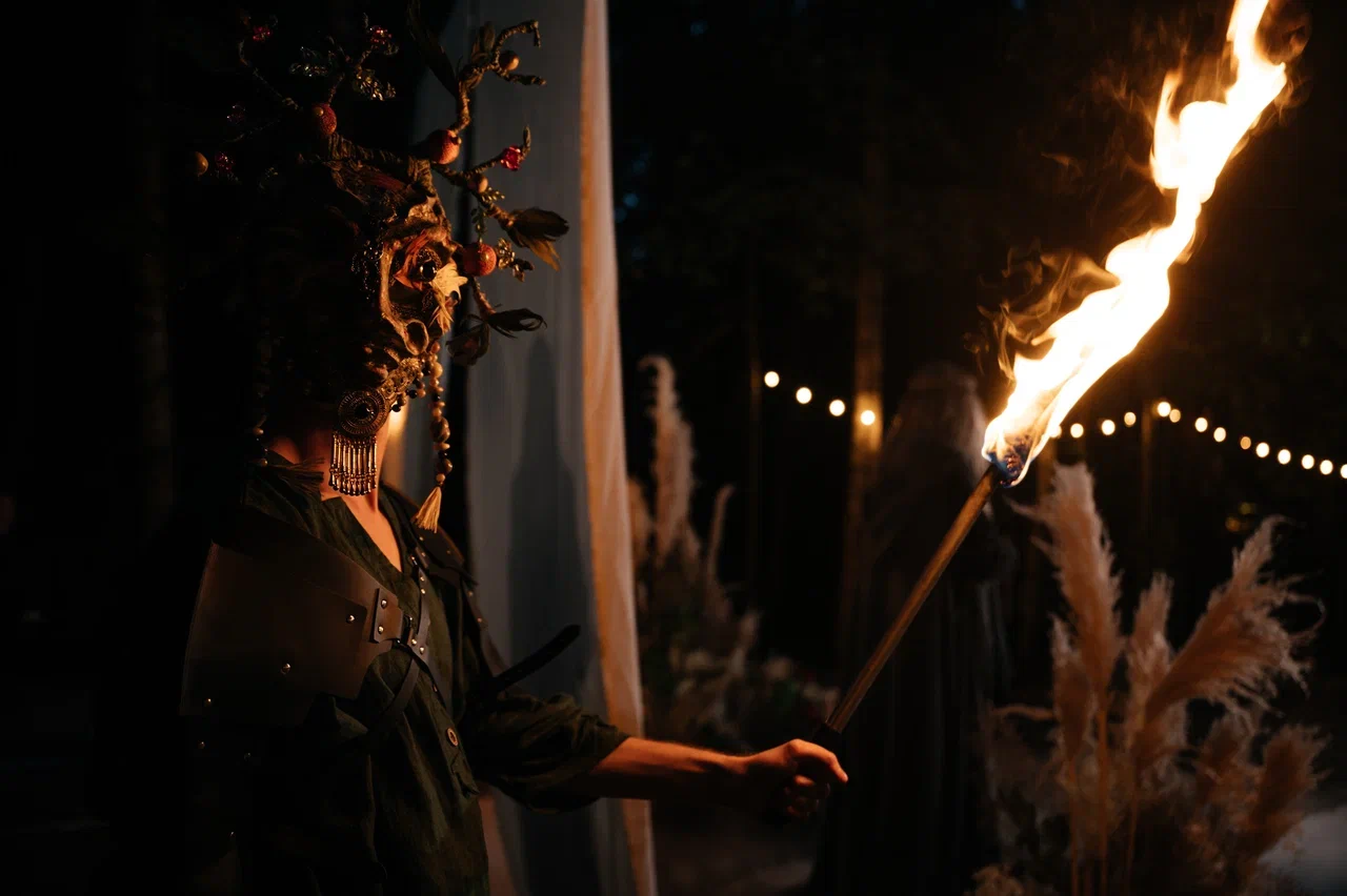 Режиссер из Коврова Даша Мартин воплотила в жизнь новую амбициозную задачу — свадьбу в духе неославянизма, где количество актеров, членов съемочной команды и организаторов почти в 12 раз превысило число гостей! Смотрим атмосферные фото и читаем историю о том, как все прошло.