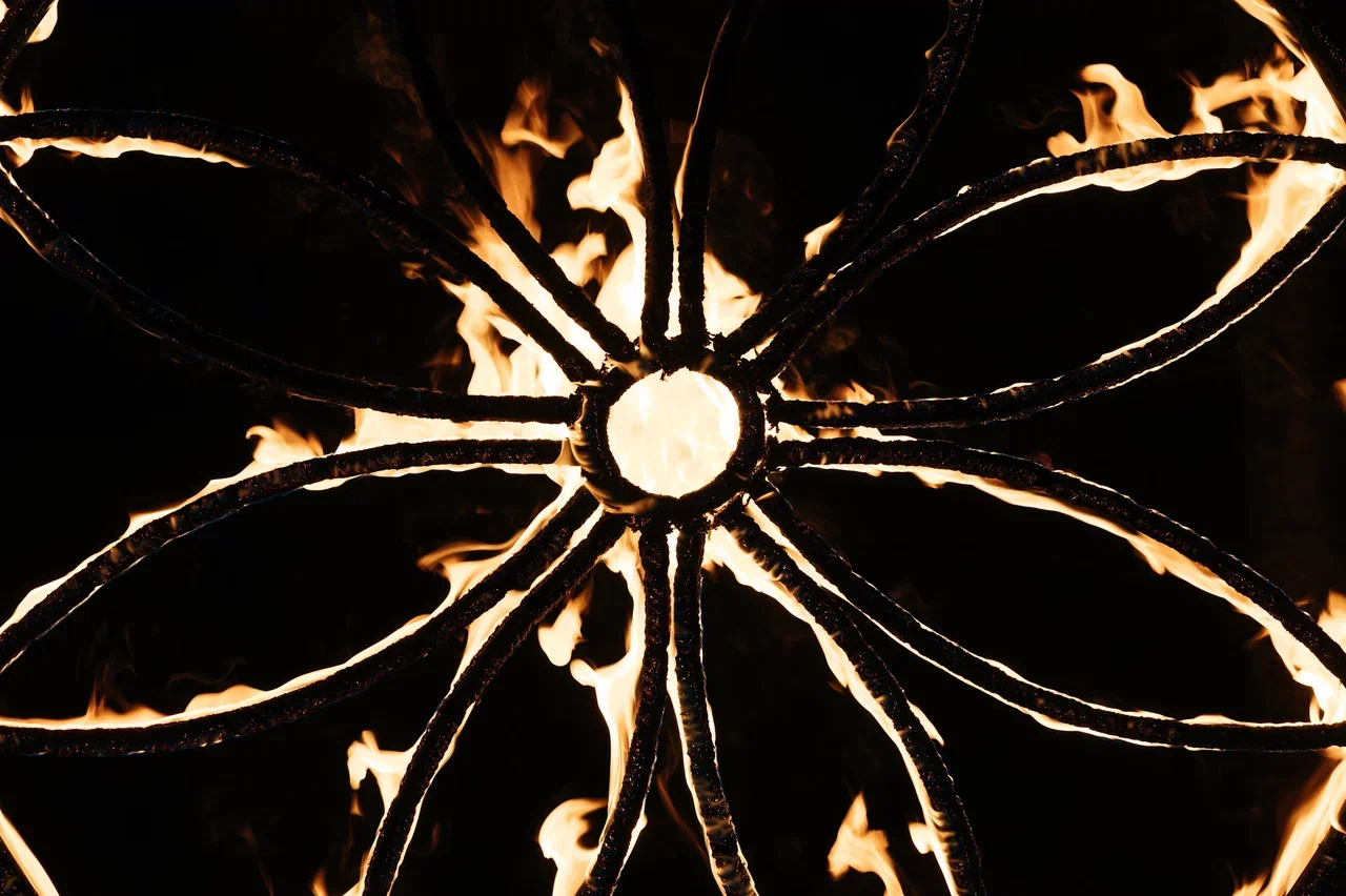 Режиссер из Коврова Даша Мартин воплотила в жизнь новую амбициозную задачу — свадьбу в духе неославянизма, где количество актеров, членов съемочной команды и организаторов почти в 12 раз превысило число гостей! Смотрим атмосферные фото и читаем историю о том, как все прошло.