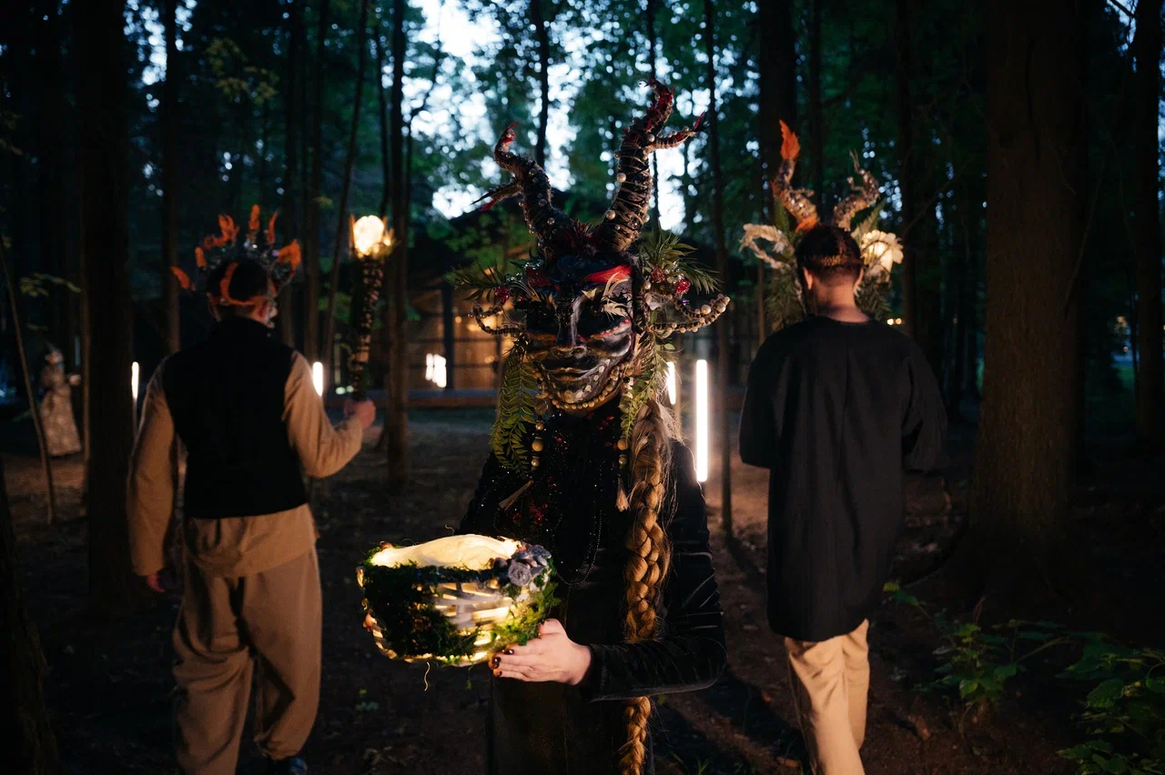 Режиссер из Коврова Даша Мартин воплотила в жизнь новую амбициозную задачу — свадьбу в духе неославянизма, где количество актеров, членов съемочной команды и организаторов почти в 12 раз превысило число гостей! Смотрим атмосферные фото и читаем историю о том, как все прошло.