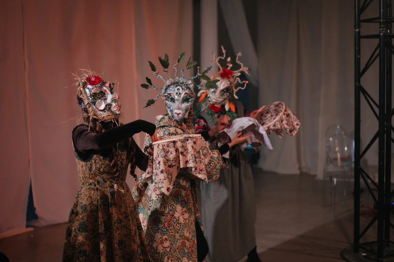 Режиссер из Коврова Даша Мартин воплотила в жизнь новую амбициозную задачу — свадьбу в духе неославянизма, где количество актеров, членов съемочной команды и организаторов почти в 12 раз превысило число гостей! Смотрим атмосферные фото и читаем историю о том, как все прошло.