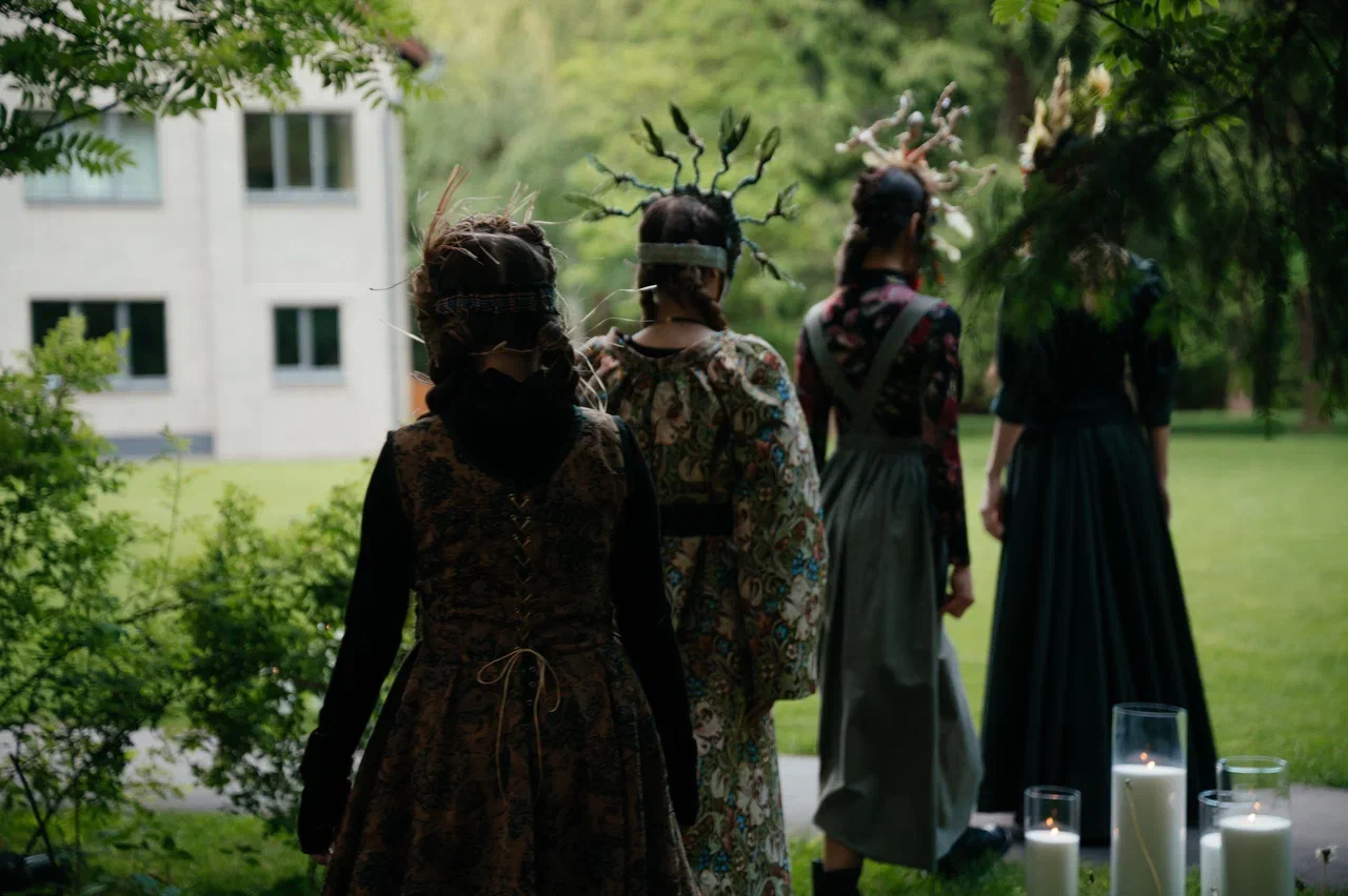 Режиссер из Коврова Даша Мартин воплотила в жизнь новую амбициозную задачу — свадьбу в духе неославянизма, где количество актеров, членов съемочной команды и организаторов почти в 12 раз превысило число гостей! Смотрим атмосферные фото и читаем историю о том, как все прошло.