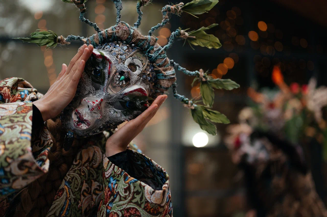 Режиссер из Коврова Даша Мартин воплотила в жизнь новую амбициозную задачу — свадьбу в духе неославянизма, где количество актеров, членов съемочной команды и организаторов почти в 12 раз превысило число гостей! Смотрим атмосферные фото и читаем историю о том, как все прошло.