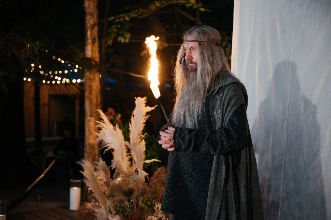 Режиссер из Коврова Даша Мартин воплотила в жизнь новую амбициозную задачу — свадьбу в духе неославянизма, где количество актеров, членов съемочной команды и организаторов почти в 12 раз превысило число гостей! Смотрим атмосферные фото и читаем историю о том, как все прошло.