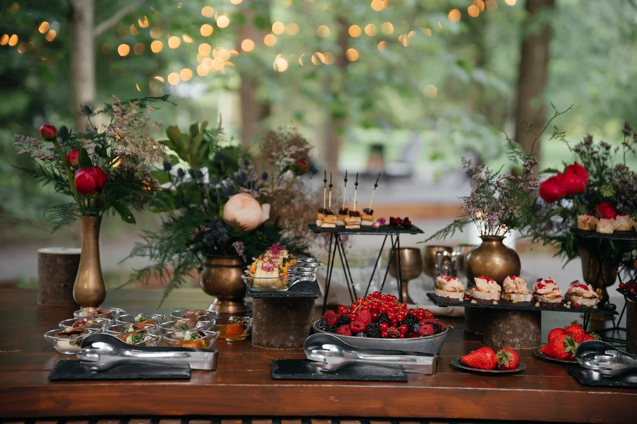 Режиссер из Коврова Даша Мартин воплотила в жизнь новую амбициозную задачу — свадьбу в духе неославянизма, где количество актеров, членов съемочной команды и организаторов почти в 12 раз превысило число гостей! Смотрим атмосферные фото и читаем историю о том, как все прошло.