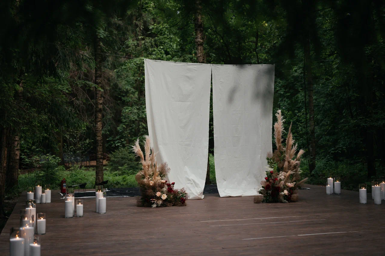 Режиссер из Коврова Даша Мартин воплотила в жизнь новую амбициозную задачу — свадьбу в духе неославянизма, где количество актеров, членов съемочной команды и организаторов почти в 12 раз превысило число гостей! Смотрим атмосферные фото и читаем историю о том, как все прошло.