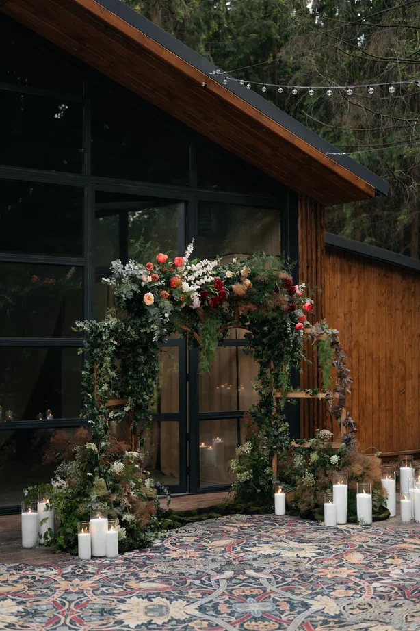 Режиссер из Коврова Даша Мартин воплотила в жизнь новую амбициозную задачу — свадьбу в духе неославянизма, где количество актеров, членов съемочной команды и организаторов почти в 12 раз превысило число гостей! Смотрим атмосферные фото и читаем историю о том, как все прошло.