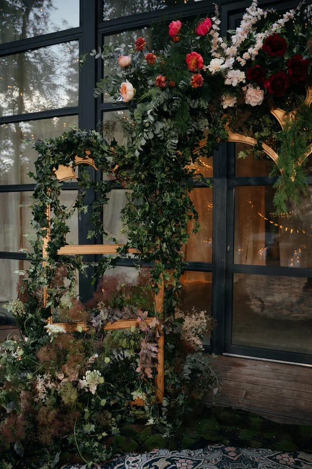 Режиссер из Коврова Даша Мартин воплотила в жизнь новую амбициозную задачу — свадьбу в духе неославянизма, где количество актеров, членов съемочной команды и организаторов почти в 12 раз превысило число гостей! Смотрим атмосферные фото и читаем историю о том, как все прошло.