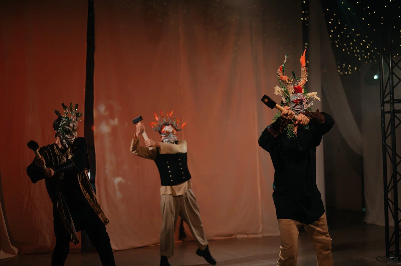 Режиссер из Коврова Даша Мартин воплотила в жизнь новую амбициозную задачу — свадьбу в духе неославянизма, где количество актеров, членов съемочной команды и организаторов почти в 12 раз превысило число гостей! Смотрим атмосферные фото и читаем историю о том, как все прошло.