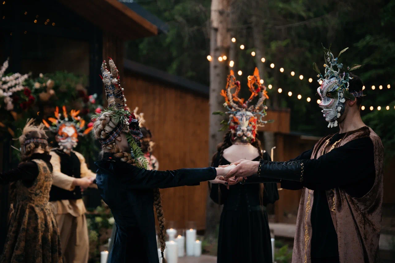 Режиссер из Коврова Даша Мартин воплотила в жизнь новую амбициозную задачу — свадьбу в духе неославянизма, где количество актеров, членов съемочной команды и организаторов почти в 12 раз превысило число гостей! Смотрим атмосферные фото и читаем историю о том, как все прошло.