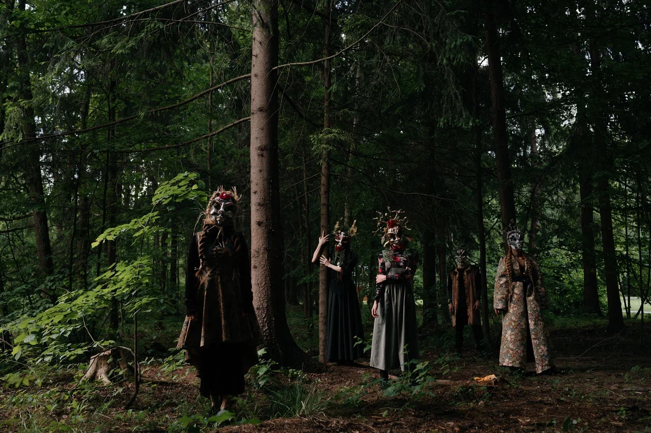 Режиссер из Коврова Даша Мартин воплотила в жизнь новую амбициозную задачу — свадьбу в духе неославянизма, где количество актеров, членов съемочной команды и организаторов почти в 12 раз превысило число гостей! Смотрим атмосферные фото и читаем историю о том, как все прошло.