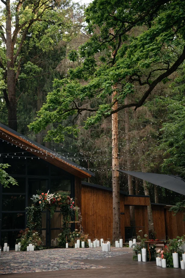 Режиссер из Коврова Даша Мартин воплотила в жизнь новую амбициозную задачу — свадьбу в духе неославянизма, где количество актеров, членов съемочной команды и организаторов почти в 12 раз превысило число гостей! Смотрим атмосферные фото и читаем историю о том, как все прошло.