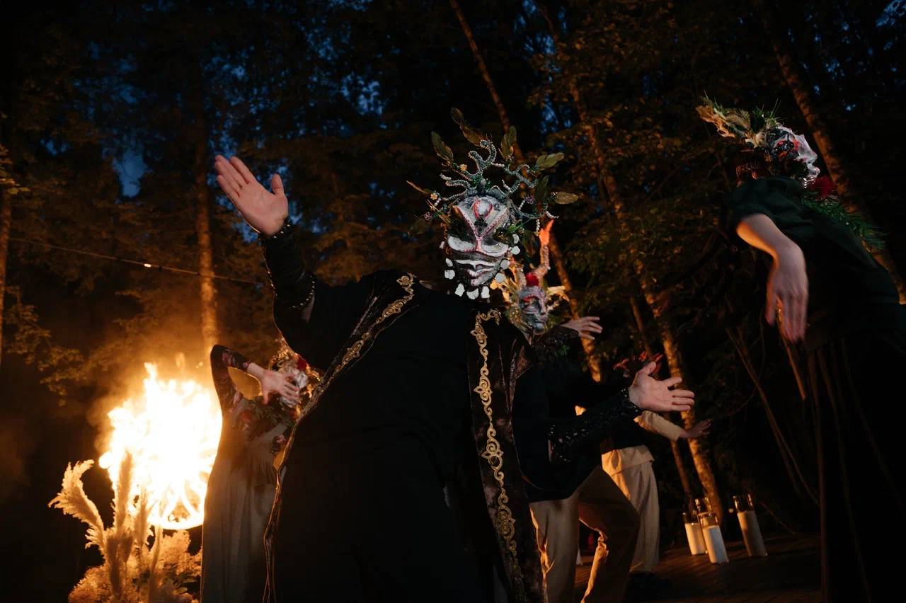 Режиссер из Коврова Даша Мартин воплотила в жизнь новую амбициозную задачу — свадьбу в духе неославянизма, где количество актеров, членов съемочной команды и организаторов почти в 12 раз превысило число гостей! Смотрим атмосферные фото и читаем историю о том, как все прошло.