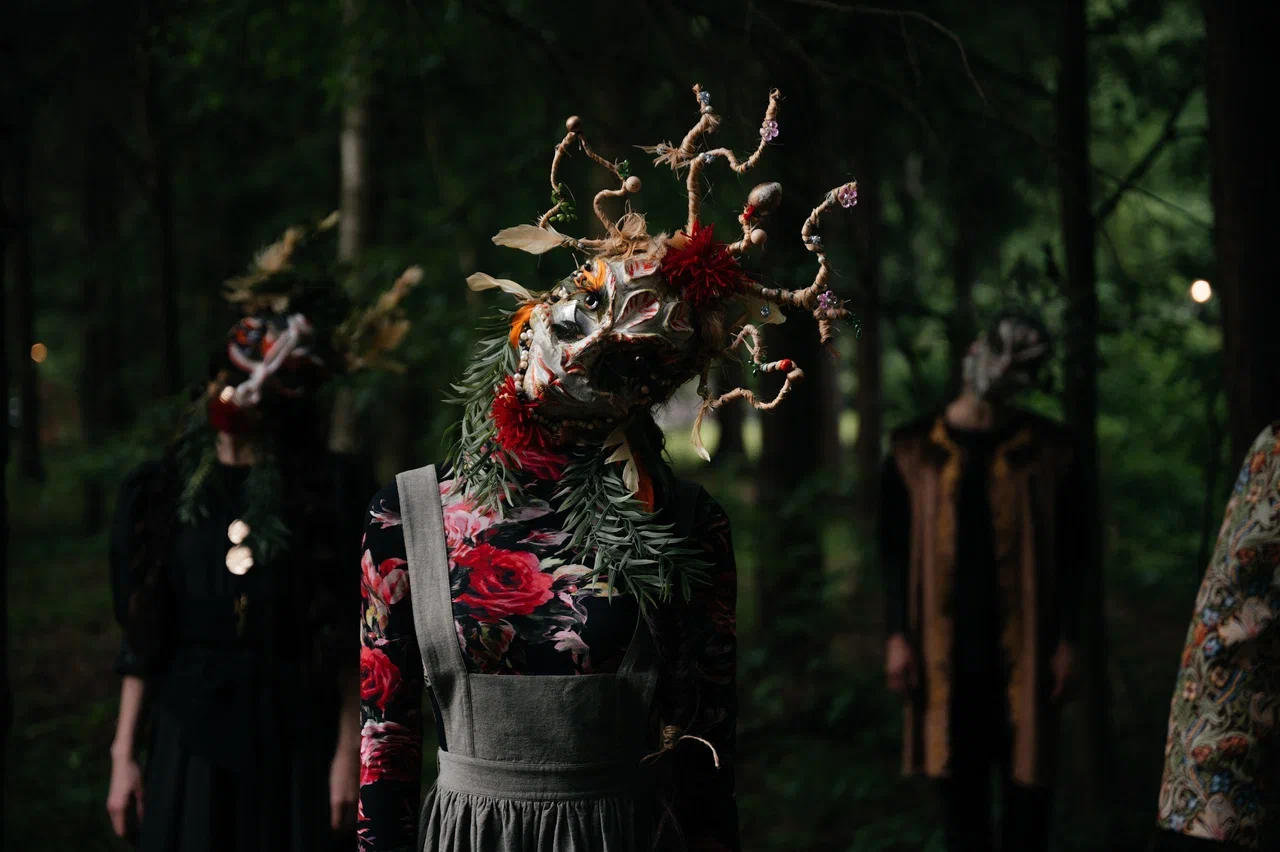 Режиссер из Коврова Даша Мартин воплотила в жизнь новую амбициозную задачу — свадьбу в духе неославянизма, где количество актеров, членов съемочной команды и организаторов почти в 12 раз превысило число гостей! Смотрим атмосферные фото и читаем историю о том, как все прошло.