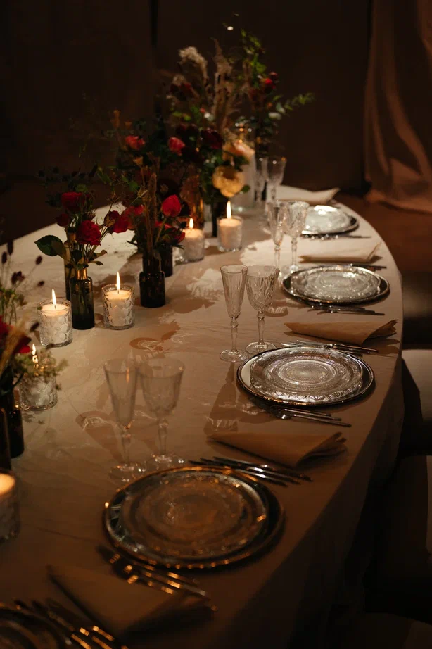 Режиссер из Коврова Даша Мартин воплотила в жизнь новую амбициозную задачу — свадьбу в духе неославянизма, где количество актеров, членов съемочной команды и организаторов почти в 12 раз превысило число гостей! Смотрим атмосферные фото и читаем историю о том, как все прошло.