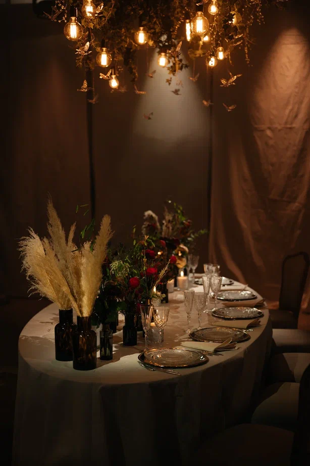 Режиссер из Коврова Даша Мартин воплотила в жизнь новую амбициозную задачу — свадьбу в духе неославянизма, где количество актеров, членов съемочной команды и организаторов почти в 12 раз превысило число гостей! Смотрим атмосферные фото и читаем историю о том, как все прошло.