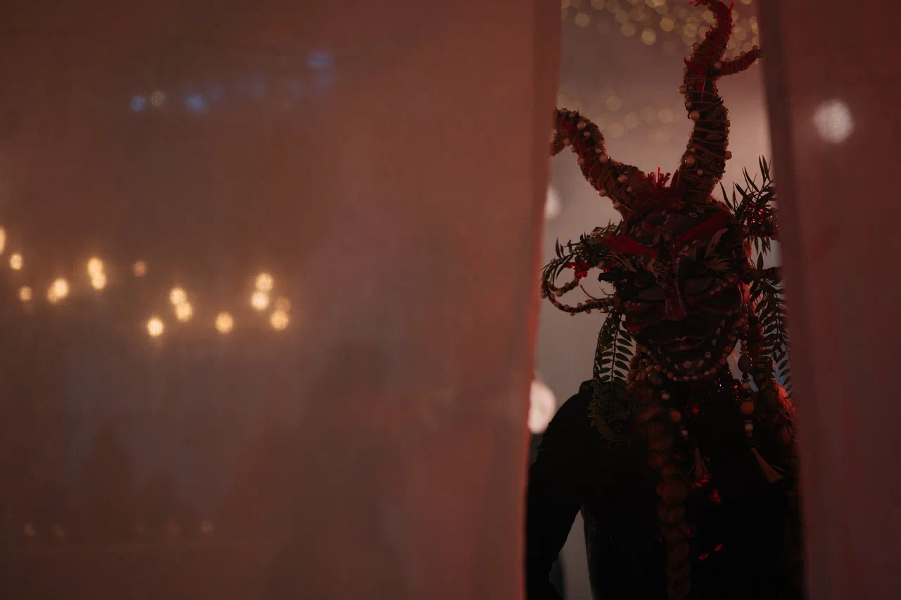 Режиссер из Коврова Даша Мартин воплотила в жизнь новую амбициозную задачу — свадьбу в духе неославянизма, где количество актеров, членов съемочной команды и организаторов почти в 12 раз превысило число гостей! Смотрим атмосферные фото и читаем историю о том, как все прошло.