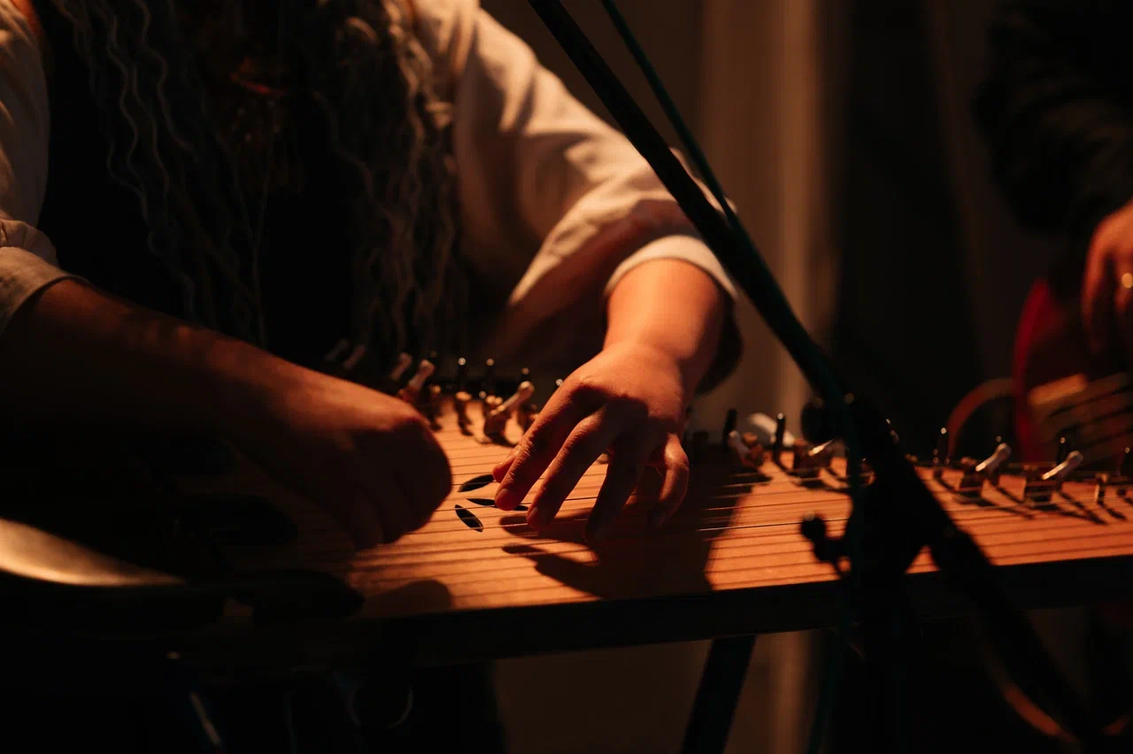 Режиссер из Коврова Даша Мартин воплотила в жизнь новую амбициозную задачу — свадьбу в духе неославянизма, где количество актеров, членов съемочной команды и организаторов почти в 12 раз превысило число гостей! Смотрим атмосферные фото и читаем историю о том, как все прошло.