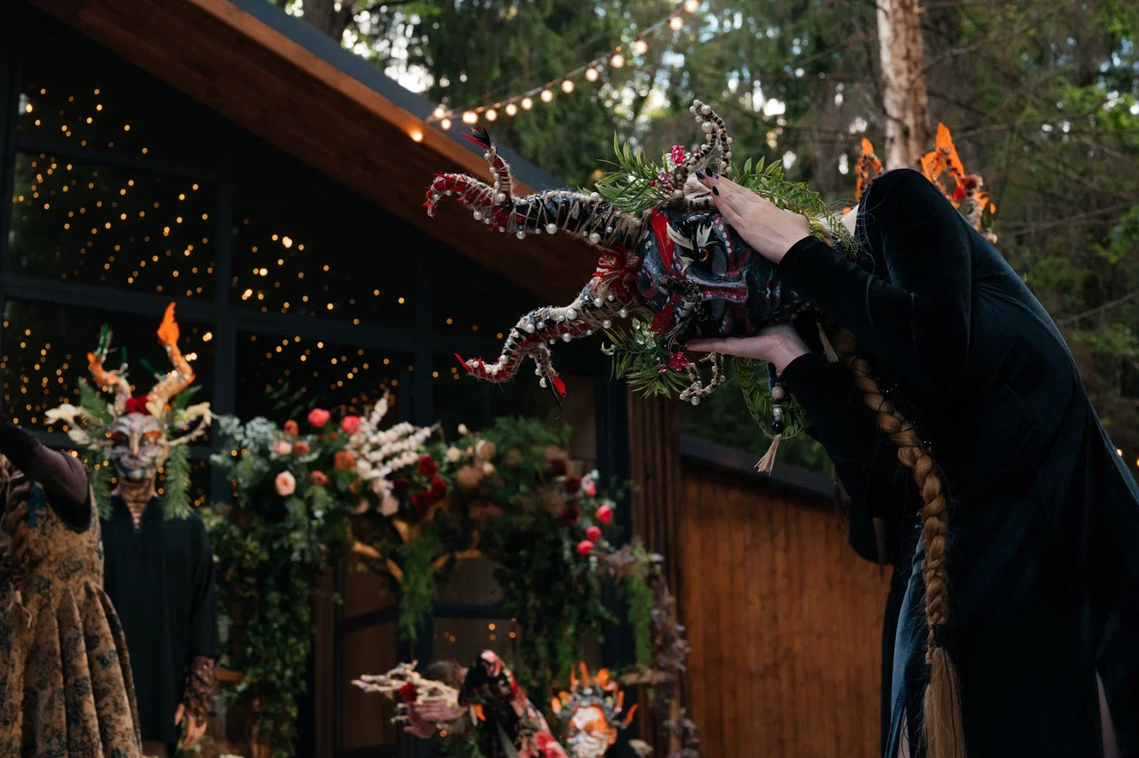 Режиссер из Коврова Даша Мартин воплотила в жизнь новую амбициозную задачу — свадьбу в духе неославянизма, где количество актеров, членов съемочной команды и организаторов почти в 12 раз превысило число гостей! Смотрим атмосферные фото и читаем историю о том, как все прошло.