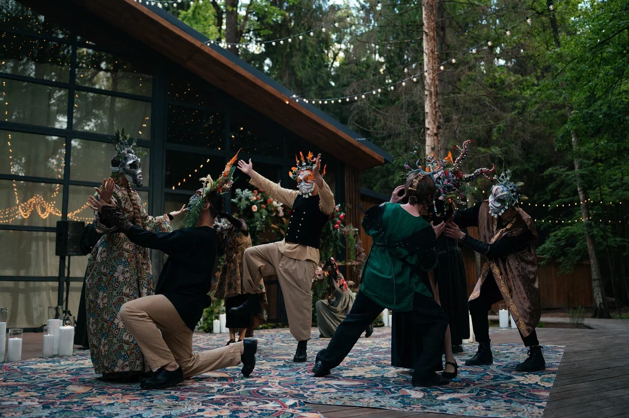 Режиссер из Коврова Даша Мартин воплотила в жизнь новую амбициозную задачу — свадьбу в духе неославянизма, где количество актеров, членов съемочной команды и организаторов почти в 12 раз превысило число гостей! Смотрим атмосферные фото и читаем историю о том, как все прошло.