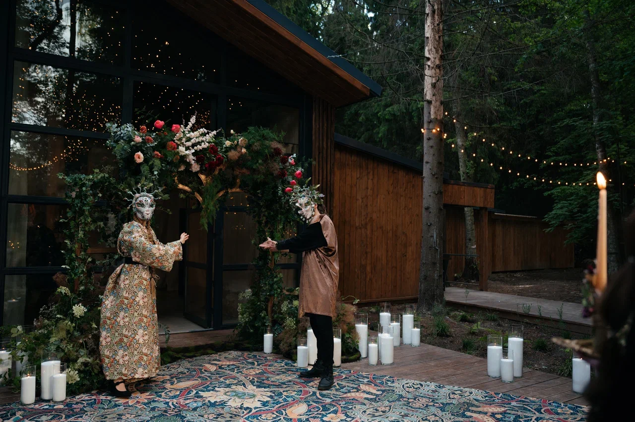 Режиссер из Коврова Даша Мартин воплотила в жизнь новую амбициозную задачу — свадьбу в духе неославянизма, где количество актеров, членов съемочной команды и организаторов почти в 12 раз превысило число гостей! Смотрим атмосферные фото и читаем историю о том, как все прошло.