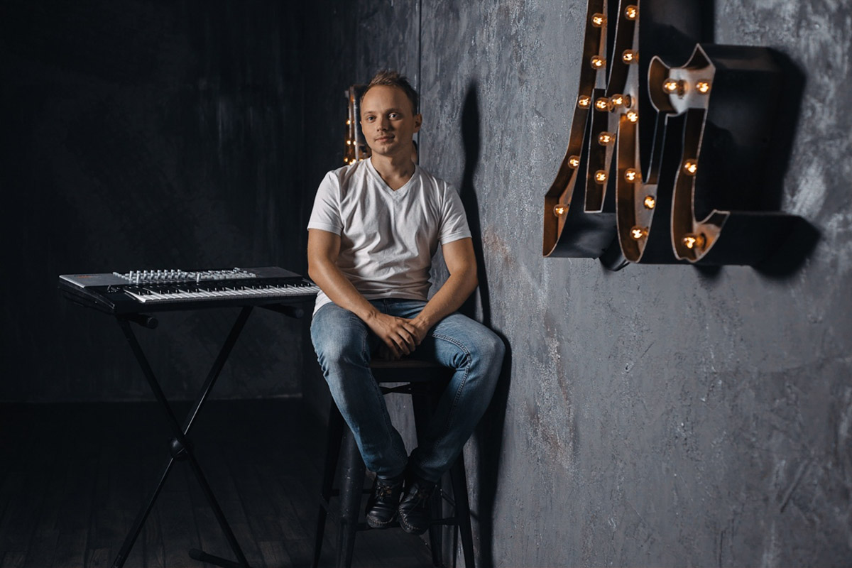 Его знают как Sandro Mireno — автора танцевальных треков, которые исполняют известные диджеи. Музыкант Александр Миронов родом из Судогды. Год для него закончился большим успехом, а именно попаданием на 39-ю строчку итогового микса от Armin van Buuren.