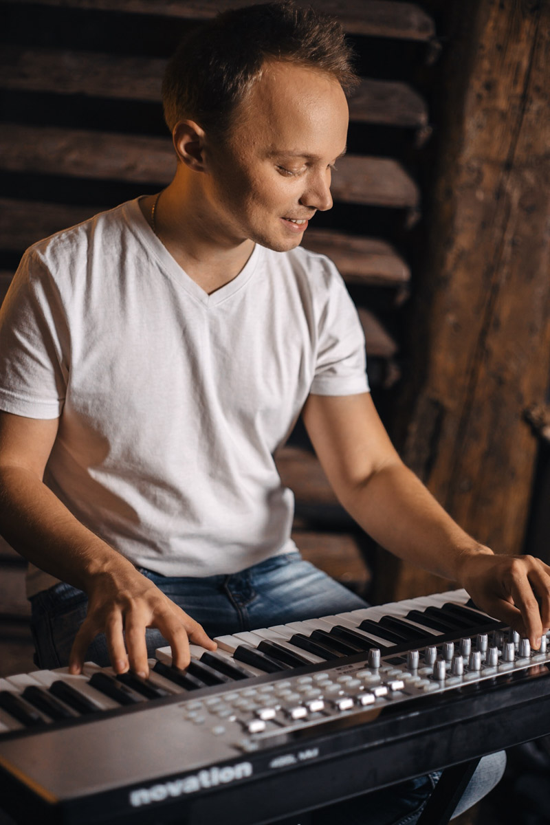 Его знают как Sandro Mireno — автора танцевальных треков, которые исполняют известные диджеи. Музыкант Александр Миронов родом из Судогды. Год для него закончился большим успехом, а именно попаданием на 39-ю строчку итогового микса от Armin van Buuren.