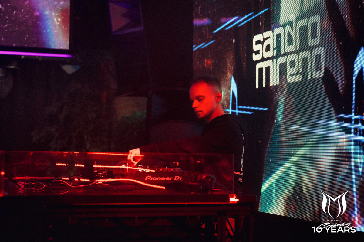 Его знают как Sandro Mireno — автора танцевальных треков, которые исполняют известные диджеи. Музыкант Александр Миронов родом из Судогды. Год для него закончился большим успехом, а именно попаданием на 39-ю строчку итогового микса от Armin van Buuren.